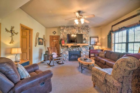 Cozy Dtwn Branson Duplex Near Lake and Strip!